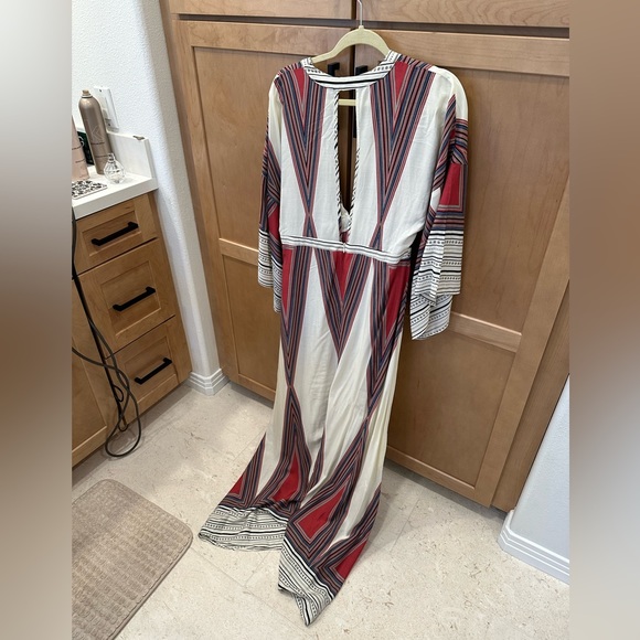 Gorgeous Lulus maxi dress. Worn once- very flattering - Picture 5 of 6